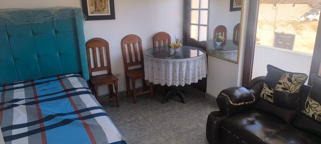 Habitación amoblada y acogedora.